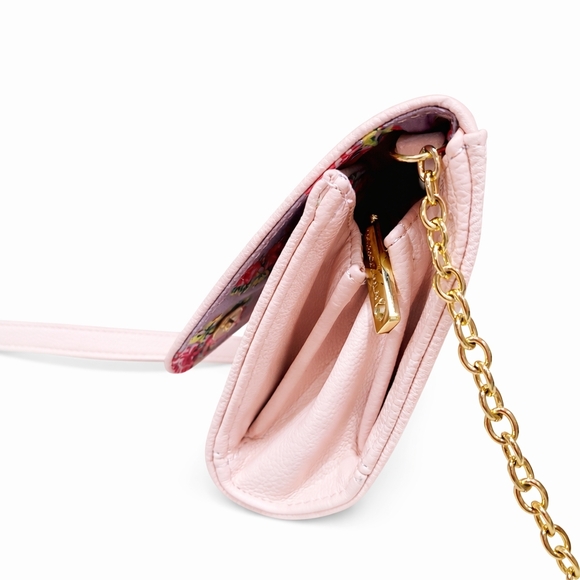 Betsey Johnson Like new condition pink crossbody Purse with Gold Chain 🎀✨ - Picture 5 of 5
